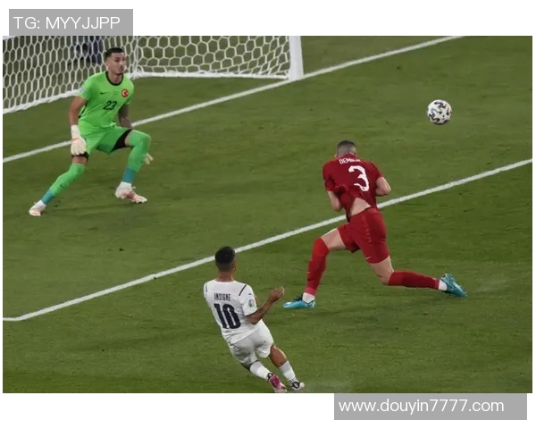 镜头捕捉：VAR赛场小动作引发热议