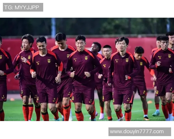 国足主帅亲赴基层选拔新人，现场引发围观